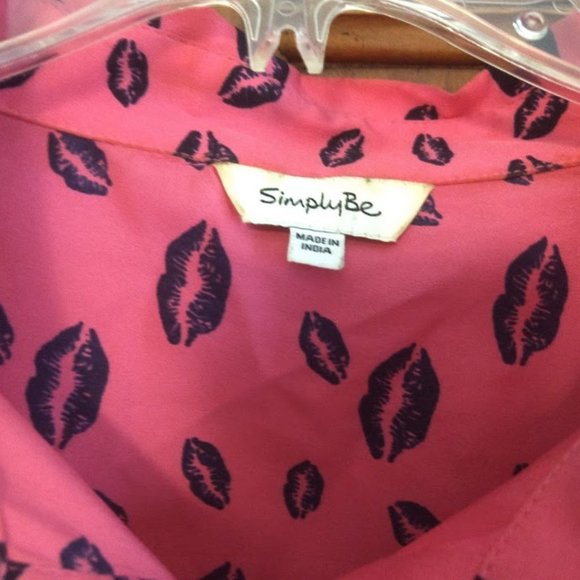 Simply be Lip print button down top - Picture 4 of 6